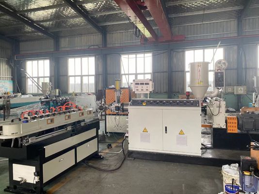 Vácuo que forma a máquina que rosqueia linha ondulada da extrusão da tubulação da única parede