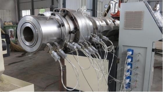 Linha plástica da extrusão da tubulação do PVC da canalização da eletricidade da eficiência elevada que faz a máquina