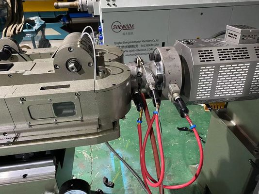 A linha ondulada da extrusão da tubulação da única parede plástica com junção adiciona a máquina de corte de posicionamento visual da tubulação