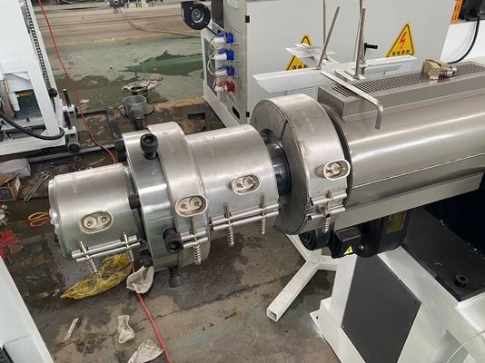 Linha espiral ondulada plástica linha da extrusão da tubulação do carbono do PE do tubo de produção plástica da tubulação