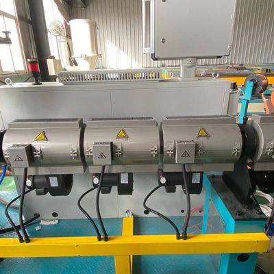 linha de produção plástica da tubulação da canalização do PVC 91KW de 16-32mm que faz a máquina